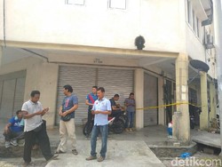 Relawan Prabowo-Sandi Berjaga di Lokasi Penemuan Surat Suara Tercoblos