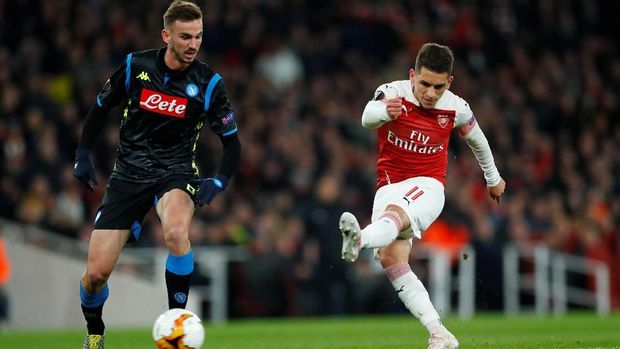 Sepakan Torreira yang membentur Koulibaly jadi gol kedua bagi Arsenal.