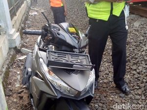 Naik Motor Pakai Earphone, Mahasiswi Tewas Tertabrak KRL di Depok