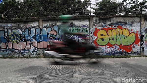 Aksi Vandalisme Bikin Kumuh Dinding Tembok di Kemayoran