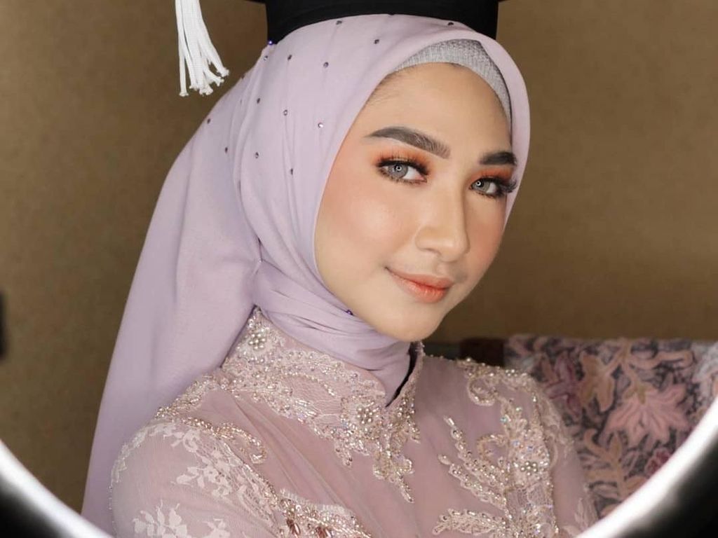 Tren Terbaru Hijab untuk Wisuda Tahun 2019, Tak Perlu Banyak Jarum Pentul