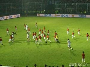 Seru! Pemain Legenda Lawan 50 Anak-anak Sebelum Arema Vs Persebaya