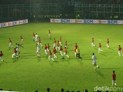 Seru! Pemain Legenda Lawan 50 Anak-anak Sebelum Arema Vs Persebaya
