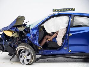 Bukannya Mobil Gres, Honda Pamerkan HR-V Hancur Habis Uji Tabrak