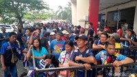 Para Aremania nampak mengantre untuk memasuki Stadion Kanjuruhan jelang leg kedua final Piala Presiden 2019. Muhammad Aminudin/Dok. Detikcom.