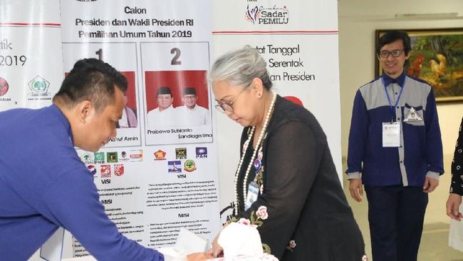PPLN Dhaka Jelaskan 'Baju Putih yang Tertukar' di Banner Saat Pencoblosan PPLN Dhaka Jelaskan 'Baju Putih yang Tertukar' di Banner Saat Pencoblosan