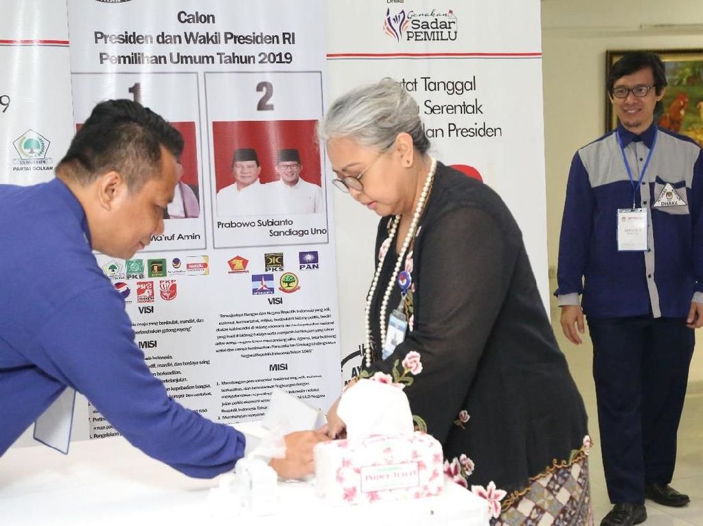 PPLN Dhaka Jelaskan Baju Putih yang Tertukar di Banner Saat Pencoblosan PPLN Dhaka Jelaskan Baju Putih yang Tertukar di Banner Saat Pencoblosan