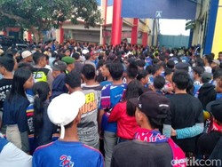 Jelang Kickoff, Harga Tiket Arema vs Persebaya di Calo Melambung