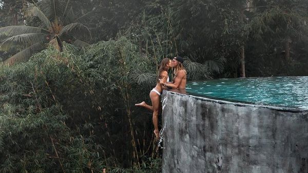 Potret Pasangan Blogger yang Dihujat karena Pose Berbahaya di Bali