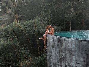 Potret Pasangan Blogger yang Dihujat karena Pose Berbahaya di Bali