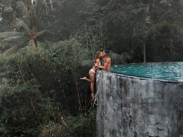 Potret Pasangan Blogger yang Dihujat karena Pose Berbahaya di Bali