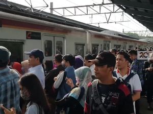 Kereta Api Jarak Jauh Ganti Jalur, Penumpang KRL Menumpuk di Bekasi