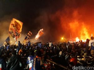 Arema FC Juara, Aremania Berpesta di Luar Stadion Kanjuruhan