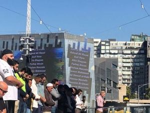 Ratusan Umat Islam Gelar Salat Jumat di Alun-alun Pusat Kota Melbourne