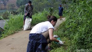 Patut Ditiru, 2 Bule Ini Bersihkan Sampah di Lembang