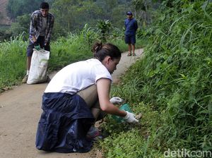 Patut Ditiru, 2 Bule Ini Bersihkan Sampah di Lembang