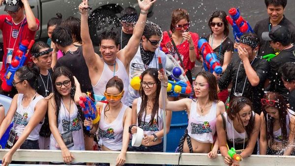 Foto: Serunya Tradisi Perang Air di Thailand