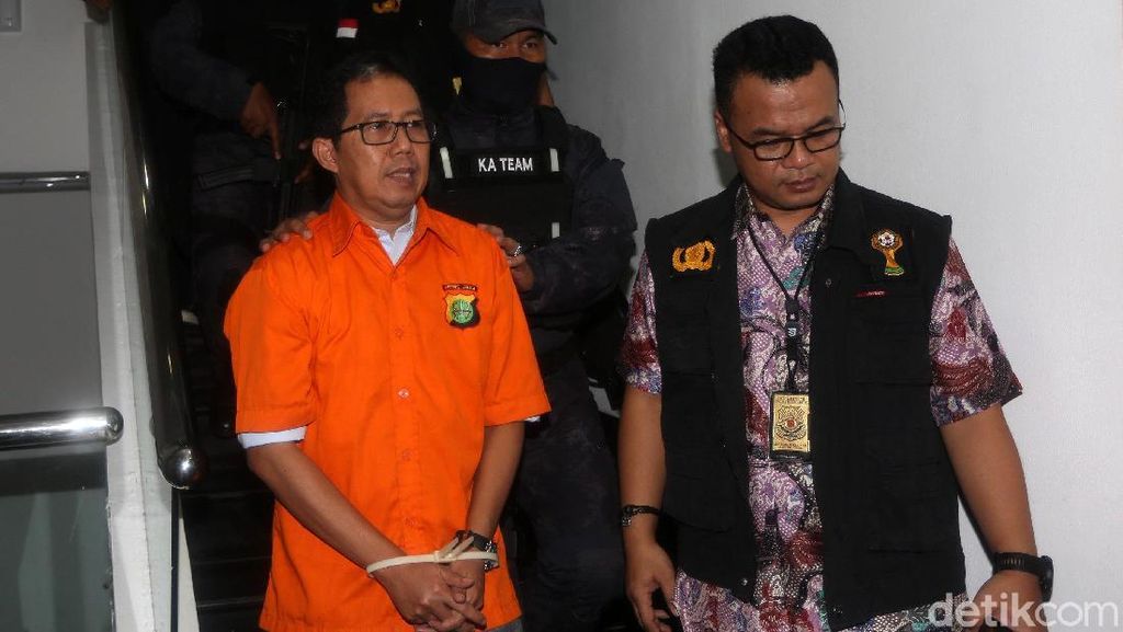 Berbaju Tahanan dan Tangan Diikat, Joko Driyono Diserahkan ke Kejagung