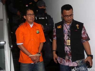 Berbaju Tahanan dan Tangan Diikat, Joko Driyono Diserahkan ke Kejagung