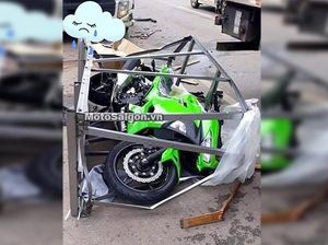 Duh, Sayang Banget, Ninja 400 Jatuh dari Kontainer Saat Dikirim