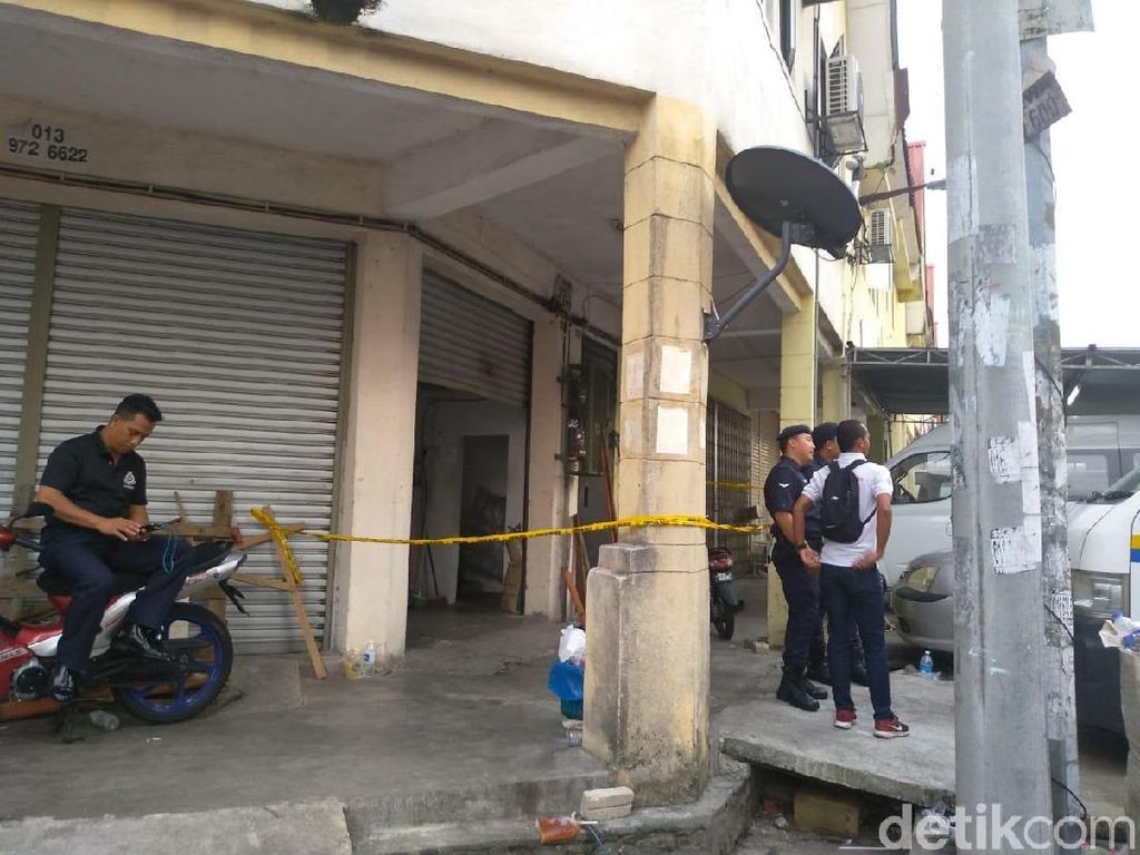 Polisi Buka Ruko Gudang Surat Suara Tercoblos di Malaysia Polisi Buka Ruko Gudang Surat Suara Tercoblos di Malaysia
