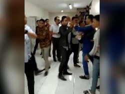 Video Adu Pukul di Bank Swasta Makassar Gegara Kredit Macet