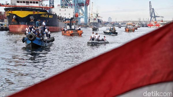 Aksi Para Prajurit TNI AL Bersihkan Laut di Utara Jakarta