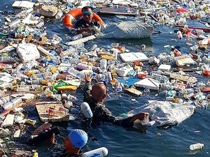 Salut! Prajurit TNI AL Makassar Lomba Renang Sambil Pungut Sampah Laut Salut! Prajurit TNI AL Makassar Lomba Renang Sambil Pungut Sampah Laut