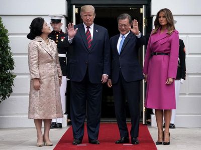 Gaya Melania Trump saat Bertemu Presiden Korsel, Pakai Gaun Rp 67 Juta