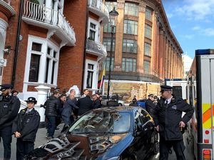 Video: Pendukung Julian Assange Berkumpul di Depan Kedubes Ekuador