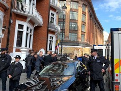 Video: Pendukung Julian Assange Berkumpul di Depan Kedubes Ekuador