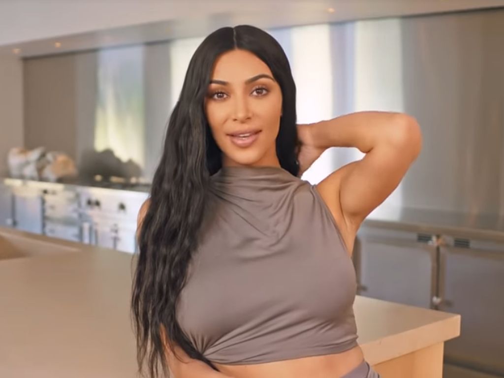 Kim Kardashian Pancing Kontroversi Pakai Perhiasan Simbol Hindu Kim Kardashian Pancing Kontroversi Pakai Perhiasan Simbol Hindu