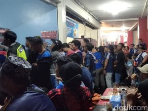 Babak 1 Arema Vs Persebaya Usai, Aremania Tak Bertiket Nobar di Warung Makan