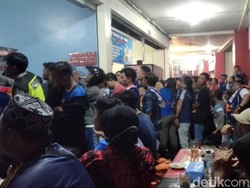 Babak 1 Arema Vs Persebaya Usai, Aremania Tak Bertiket Nobar di Warung Makan