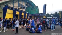 Menjelang leg kedua final Piala Presiden 2019 antara Arema FC melawan Persebaya Surabaya, Aremania mulai memadati Stadion Kanjurahan Malang, Jawa Timur, Jumat (12/4/2019). Muhammad Aminudin/Dok. Detikcom.