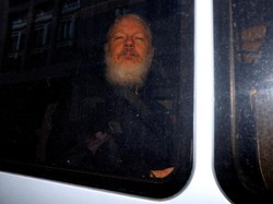 Penampakan Julian Assange yang Ditangkap di London