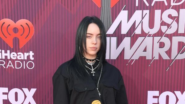 Gaya Nyentrik Billie Eilish, Penyanyi Muda yang Disebut Pemuja Setan