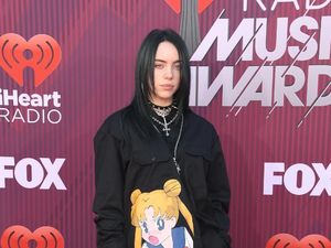 Gaya Nyentrik Billie Eilish, Penyanyi Muda yang Disebut Pemuja Setan Gaya Nyentrik Billie Eilish, Penyanyi Muda yang Disebut Pemuja Setan