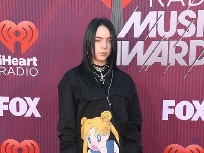 Gaya Nyentrik Billie Eilish, Penyanyi Muda yang Disebut Pemuja Setan