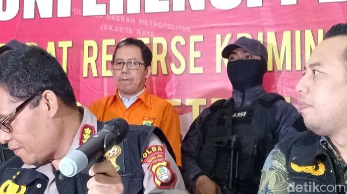Joko Driyono diborgol dan kasusnya dilimpahkan ke Kejaksaan Negeri Jakarta Selatan. (Samsudhuha Wildansyah-detikSport) Joko Driyono diborgol dan kasusnya dilimpahkan ke Kejaksaan Negeri Jakarta Selatan. (Samsudhuha Wildansyah-detikSport)