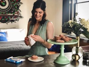 5 Fakta Menarik Alexandra Daddario, Artis Bermata Biru yang Cantik