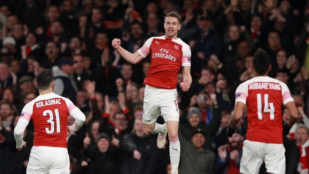 Kolasinac (tengah) bersama Ozil sempat ditodong pisau oleh perampok. (