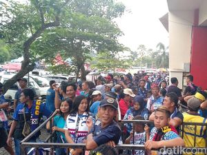 Pintu Masuk Kanjuruhan Dibuka Jelang Final Piala Presiden, Aremania Rela Antre