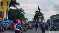 Dari pantau detikSport, sekitar pukul 14.00 WIB, terlihat ribuan suporter mulai memadati Jalan Trunojoyo yang mengarah ke Stadion Kanjuruhan. Jalanan dipadati oleh suporter. Muhammad Aminudin/Dok. Detikcom.