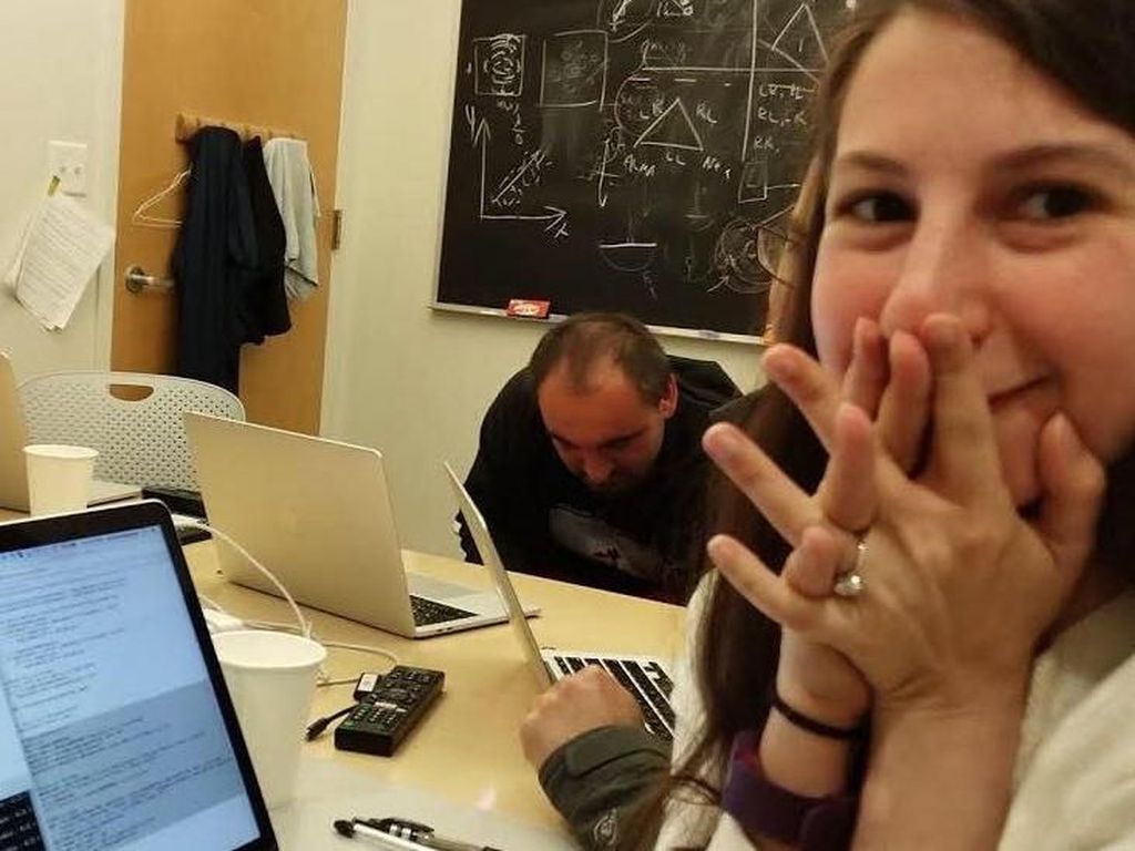 Mengenal Katie Bouman, Ilmuwan Muda di Balik Foto Pertama Lubang Hitam Mengenal Katie Bouman, Ilmuwan Muda di Balik Foto Pertama Lubang Hitam