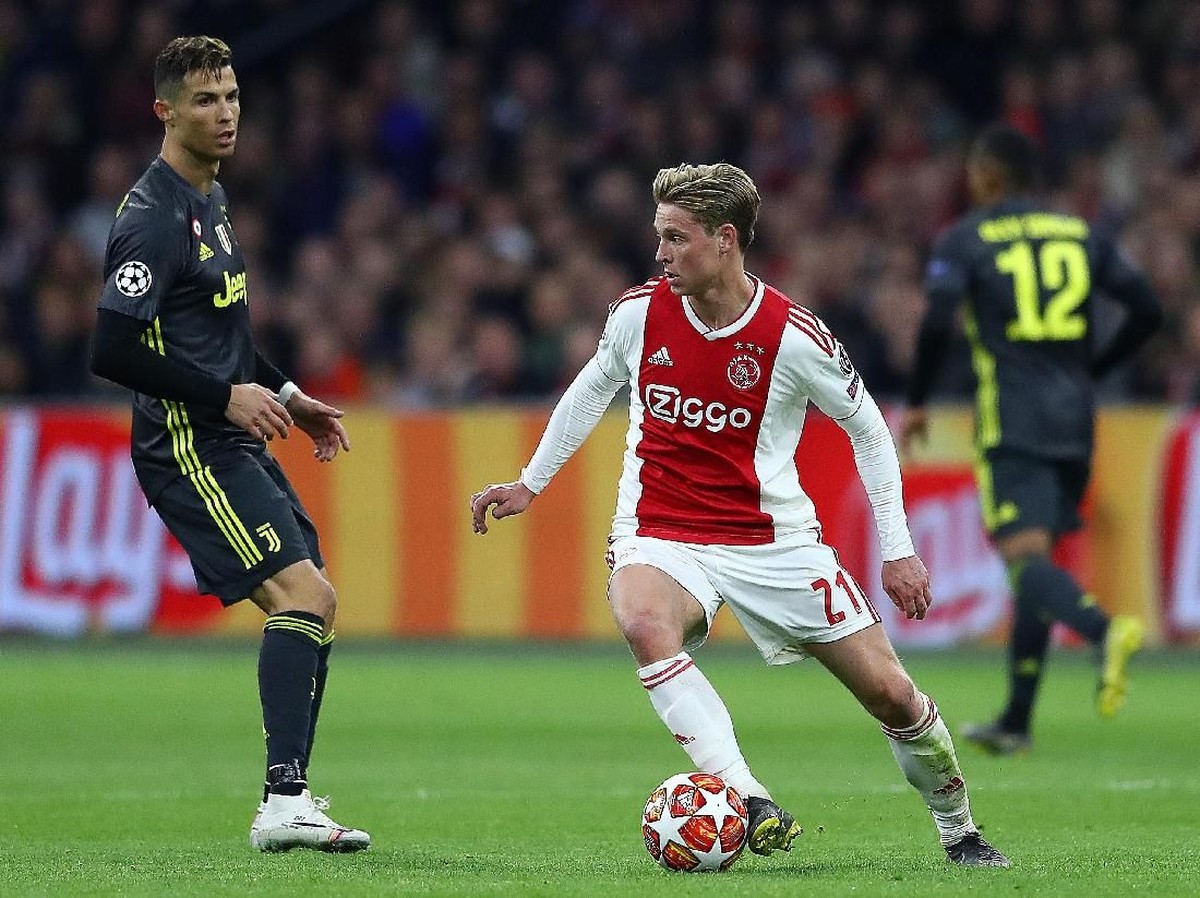 Gelandang Ajax Amsterdam Frenkie De Jong (kanan) dan penyerang Juventus Cristiano Ronaldo di leg pertama perempatfinal Liga Champions, Kamis (11/4/2019) dini hari WIB. (Foto: Michael Steele/Getty Images)