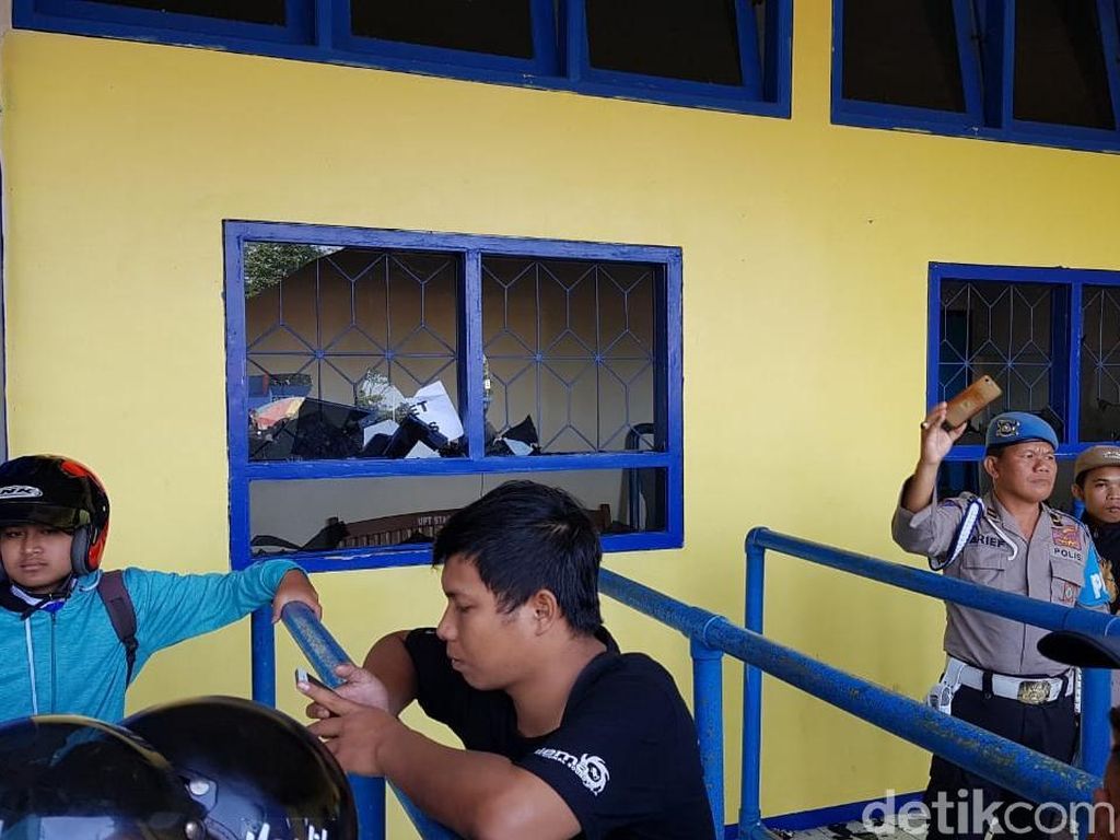 Termakan Isu Hoaks, Massa Suporter Rusak Loket Stadion Kanjuruhan Termakan Isu Hoaks, Massa Suporter Rusak Loket Stadion Kanjuruhan