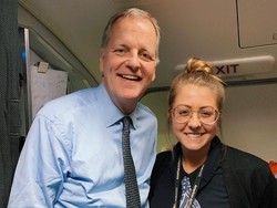 Tumpahkan Minuman ke Bosnya, Pramugari Ini Dapat Respon Tak Terduga