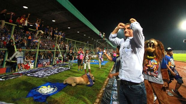 Milomir Seslija pembawa hoki utuk Arema FC. 