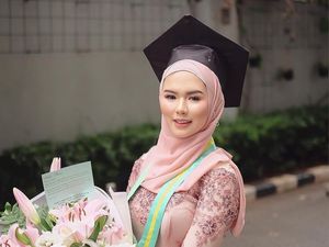10 Rekomendasi Bahan Hijab yang Cocok untuk Wisuda 10 Rekomendasi Bahan Hijab yang Cocok untuk Wisuda